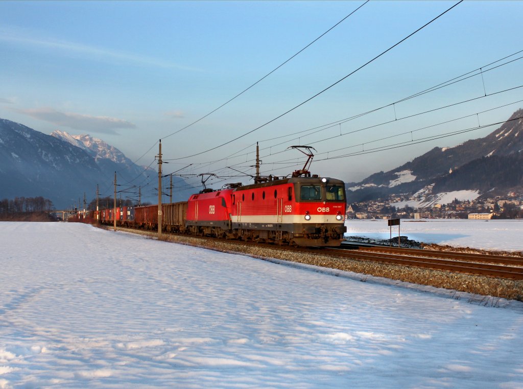 Die 1144 067 und die 1016 031 mit einem Gterzug am 03.03.2012 unterwegs bei Schwaz.