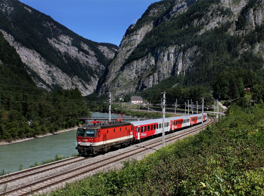 Die 1144 068 mit einem REX am 18.08.2012 unterwegs bei Stegenwald.
