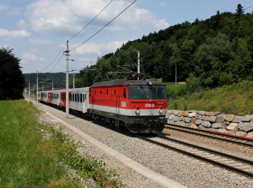 Die 1144 089 mit einem REX nach Linz am 13.07.2013 unterwegs bei Wernstein.