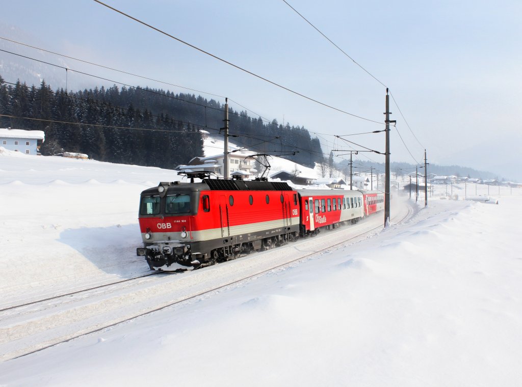 Die 1144 104 mit einem REX am 11.02.2012 unterwegs bei Fieberbrunn.