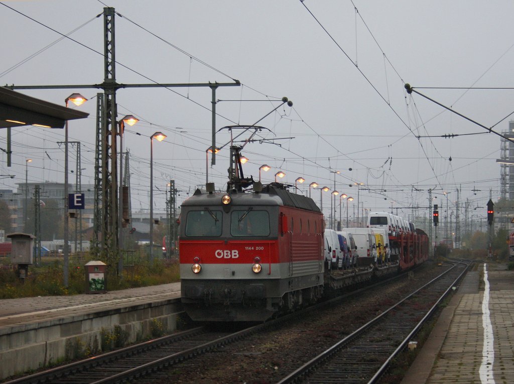Die 1144 200 am 17.10.2010 mit einem G�terzug bei der Durchfahrt in M�nchen Ost.

