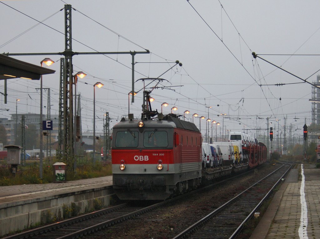 Die 1144 200 am 17.10.2010 mit einem Gterzug bei der Durchfahrt in Mnchen Ost.

