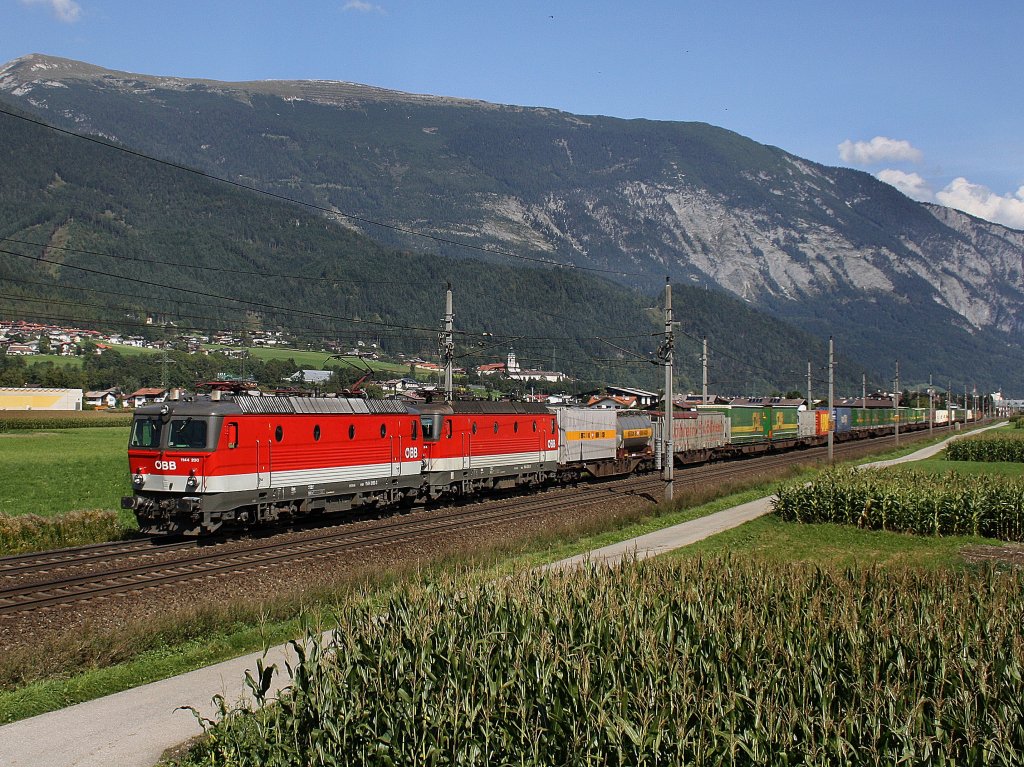 Die 1144 200 und eine Weiter am 19.09.2009 mit einem KLV-Zug unterwegs bei Schwaz. 