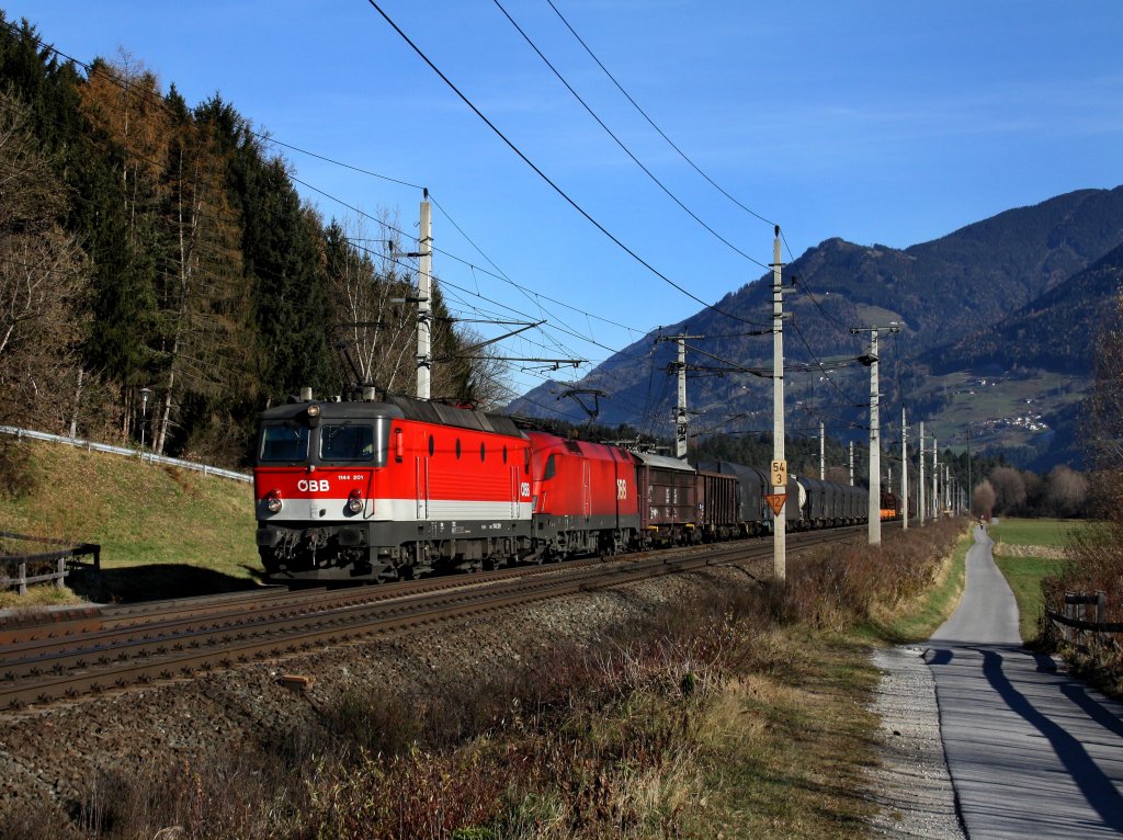 Die 1144 201 und die 1116 090 am 19.11.2011 mit einem Gterzug unterwegs bei Terfens.