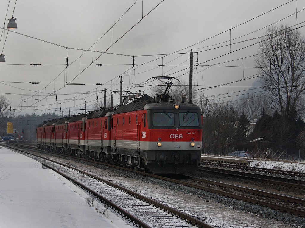 Die 1144 201 mit 1144 102, 245, 262, 230 und 231 am 19.12.2009 bei der Durchfahrt in Brixlegg. 