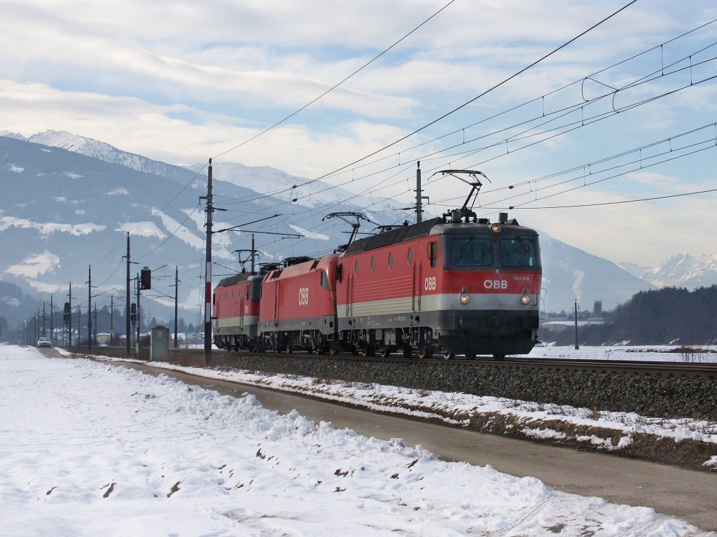 Die 1144 202, mit der 1116 086 und der 1144 200 am 29.01.2011 unterwegs bei Schwaz.