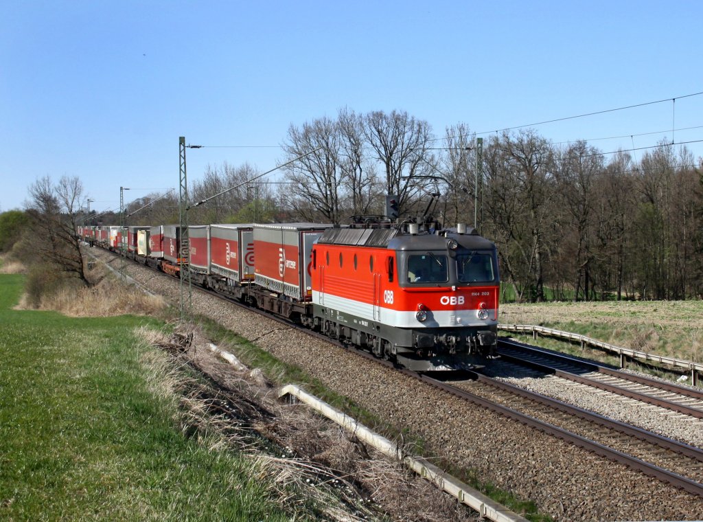 Die 1144 203 mit einem KLV-Zug am 02.04.2011 unterwegs bei Hilperting.