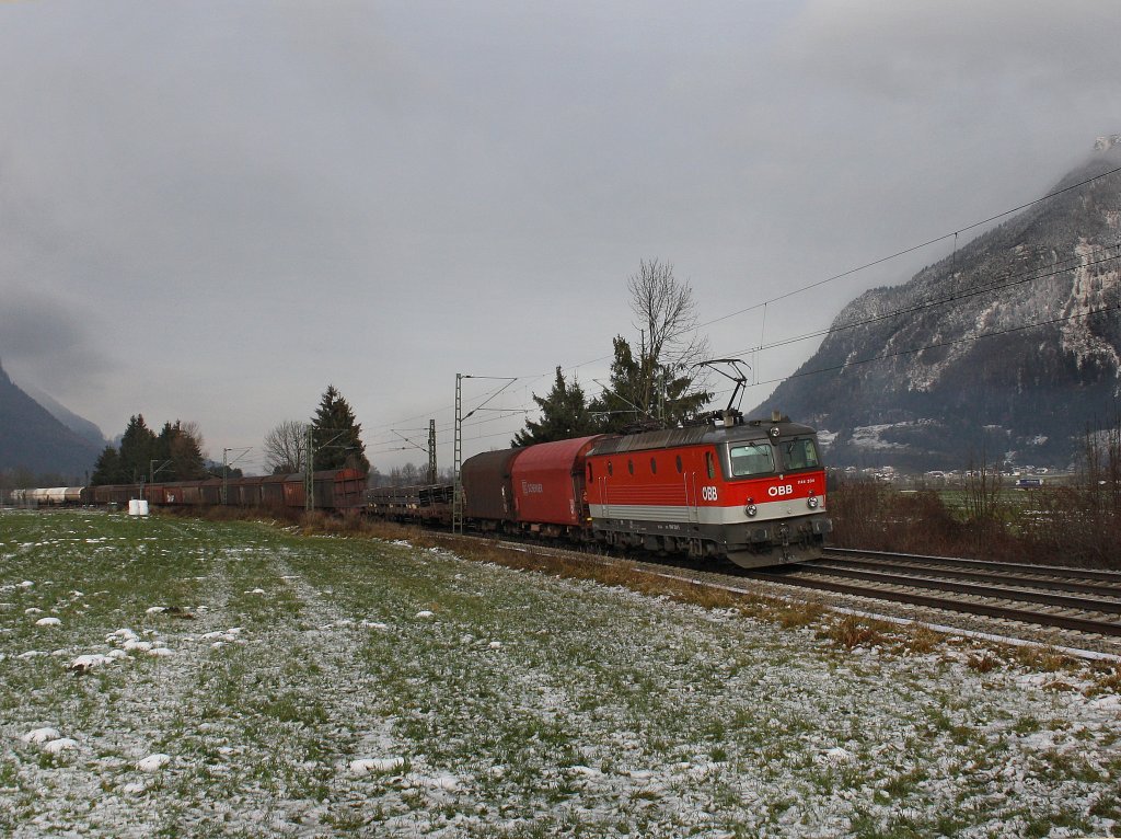 Die 1144 204 am 05.12.2009 mit einem G�terzug unterwegs bei Niederaudorf. 