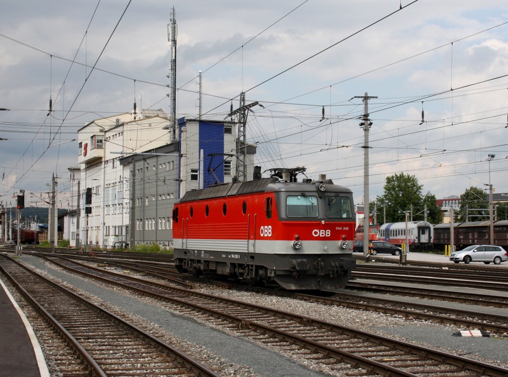 Die 1144 206 am 11.07.2009 bei einer Rangierfahrt im Salzburger Hbf.