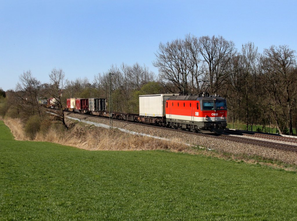 Die 1144 207 mit einem KLV-Zug am 02.04.2011 unterwegs bei Hilperting.