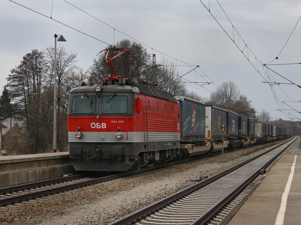 Die 1144 208 am 20.03.2010 mit einem KLV-Zug bei der Durchfahrt in Grokarolinenfeld. 