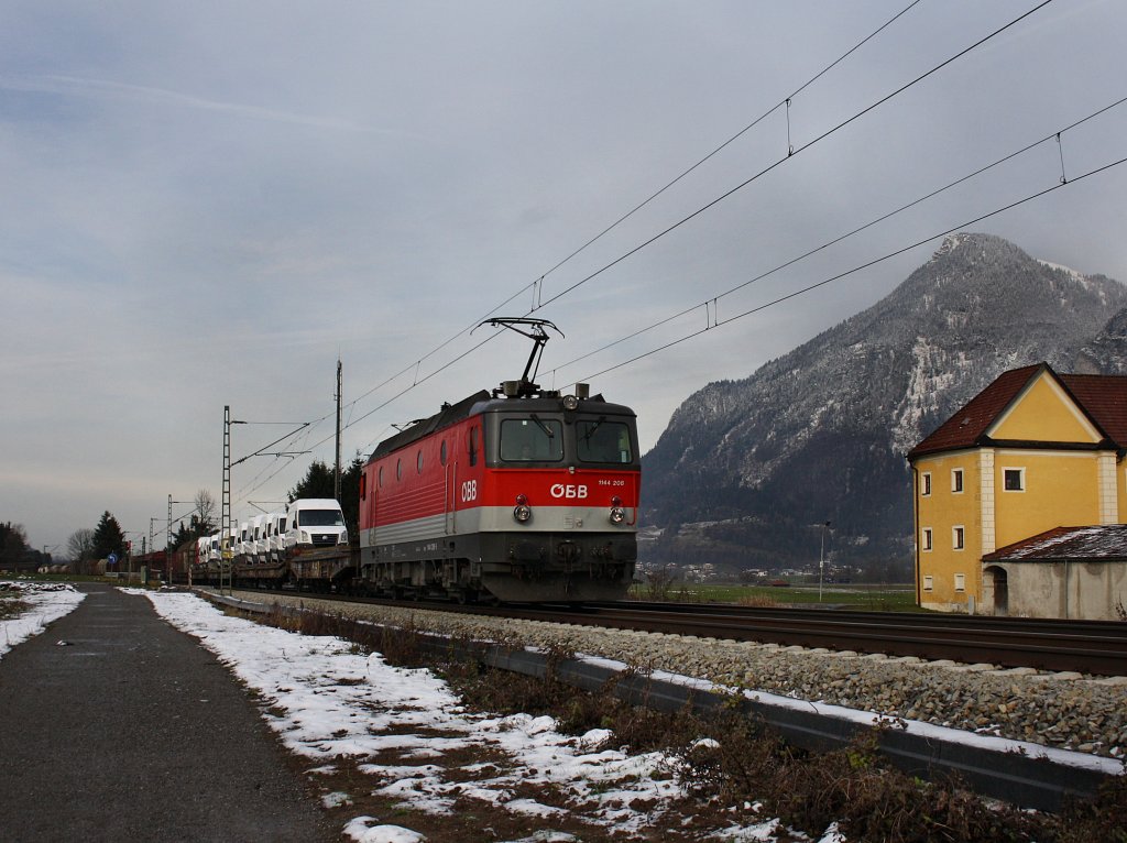 Die 1144 208 mit einem Gterzug am 05.12.2009 unterwegs bei Niederaudorf. 