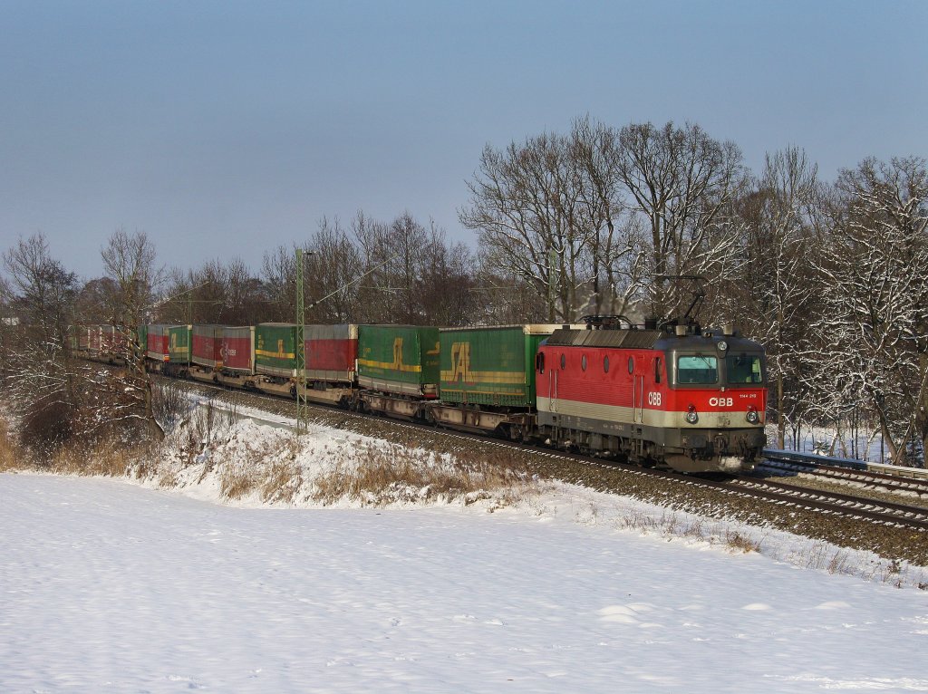 Die 1144 210 am 04.12.2010 mit dem SEA KLV-Zug unterwegs bei Hilperting. 