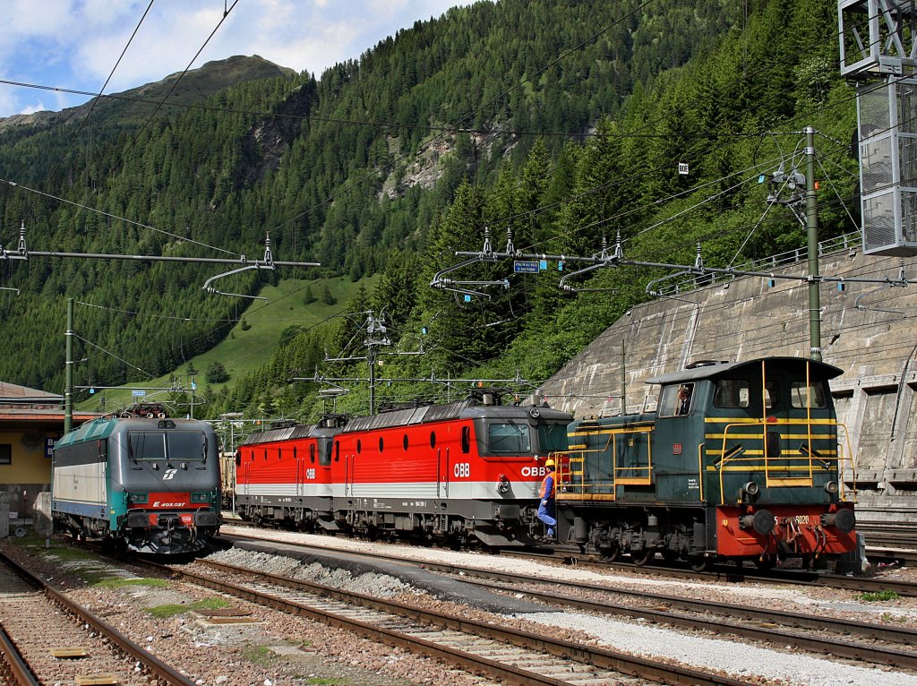Die 1144 210 und eine Weitere wurden von der D 245 6020 nach �sterreich zur�ckgeschubst wehrend die E 405 027 auf ihre n�chsten einsetze wartet. (Bahnhof Brenner am 11.06.2009) 