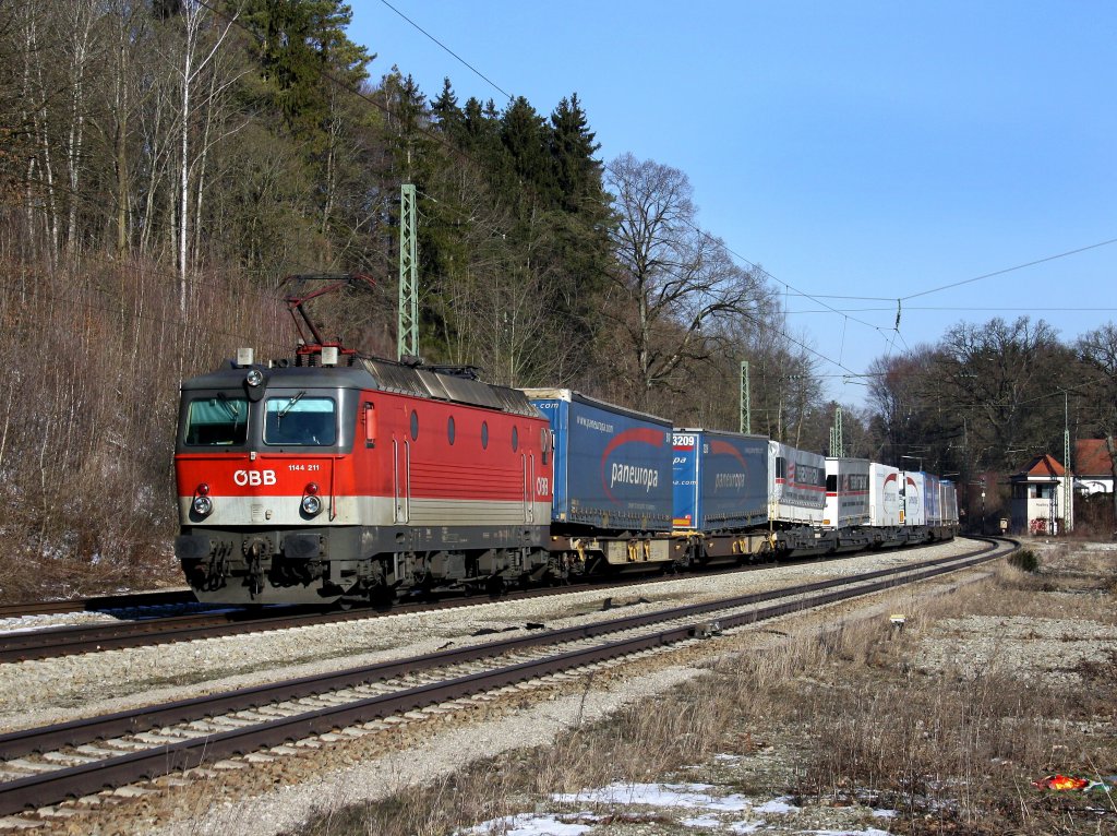 Die 1144 211 am 26.02.2011 mit einem KLV-Zug bei der Durchfahrt in Aling. 