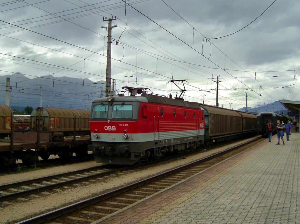 Die 1144 215 am 23.08.2008 mit einem G�terzug bei der Ausfahrt aus dem W�rgler Hbf. 