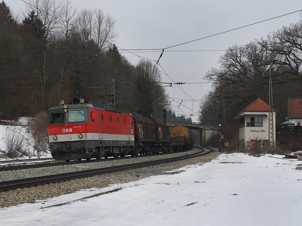 Die 1144 219 am 13.03.2010 mit einem Gterzug bei der Durchfahrt in Aling. 