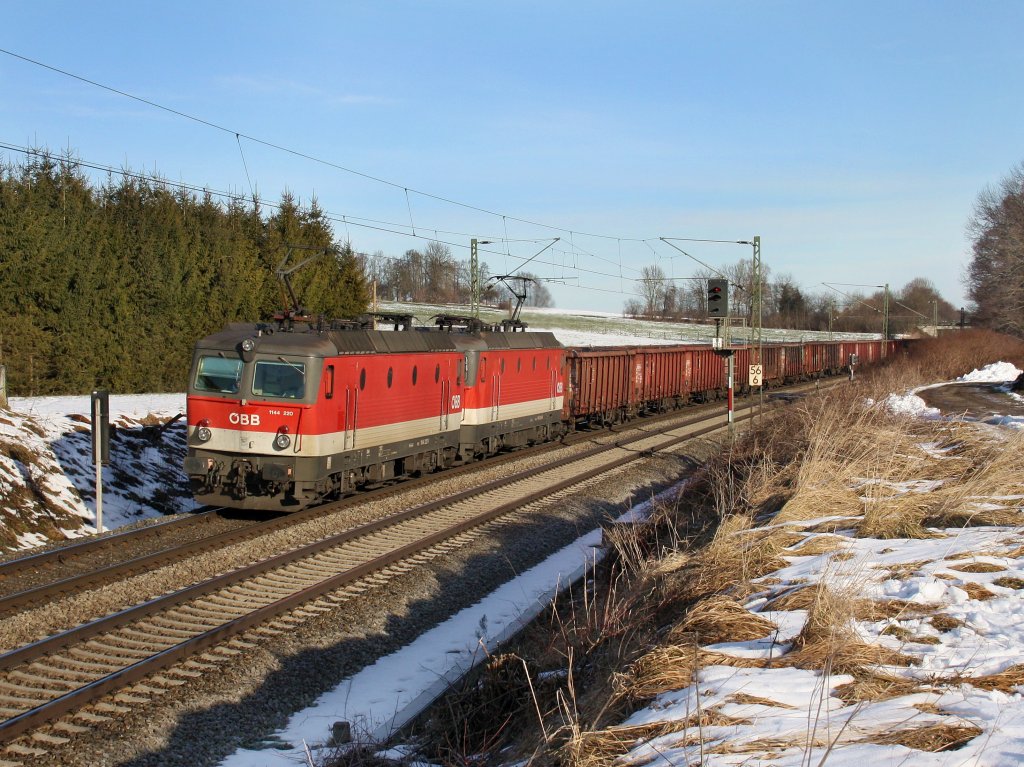 Die 1144 220 und die 1144 254 am 06.02.2011 mit einem Stahlschrottzug unterwegs bei Gro�karolinenfeld (B� Vogl). 