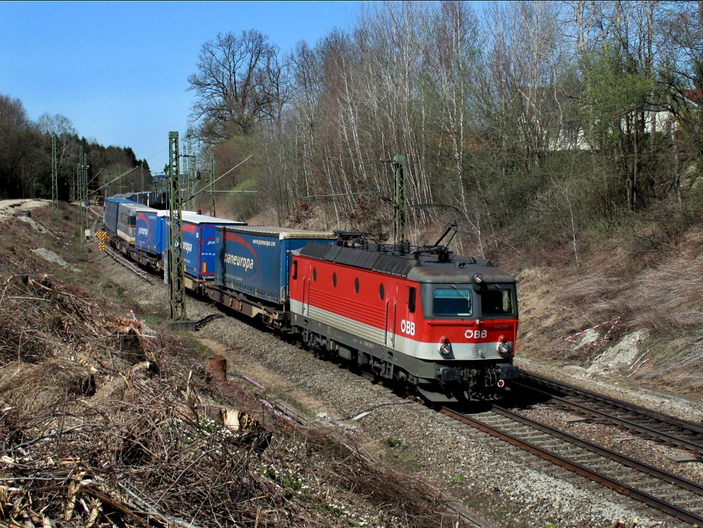 Die 1144 221 am 02.04.2011 mit einem KLV-Zug unterwegs bei Ostermnchen. 