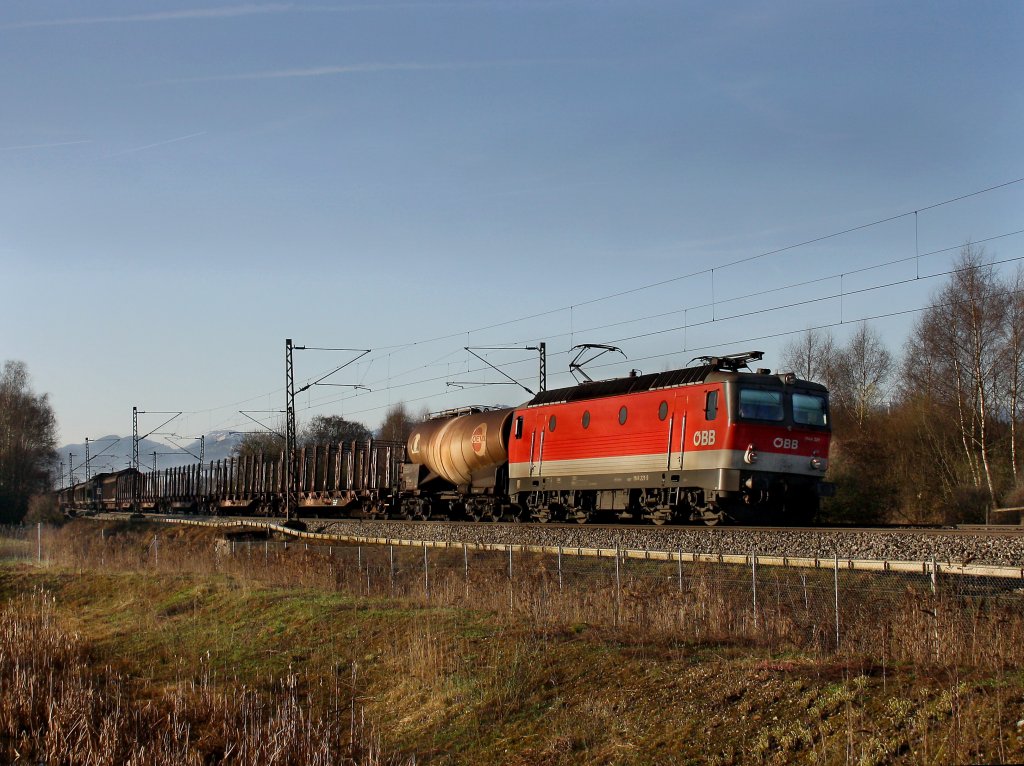 Die 1144 221 am 02.04.2011 mit einem Gterzug unterwegs bei Ostermnchen 