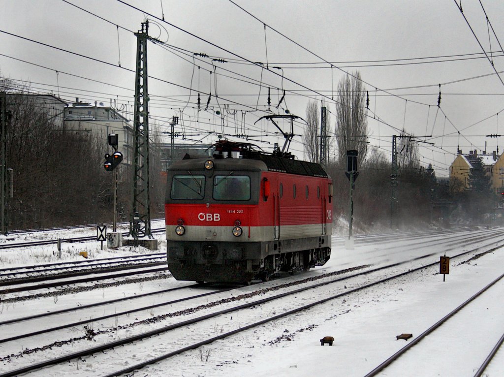 Die 1144 222 am 14.02.2010 bei der Durchfahrt am Heimeranplatz. (Mnchen)