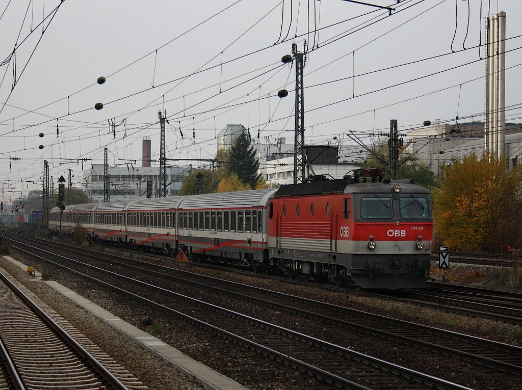 Die 1144 222 am 31.10.2009 mit einem Italienischen EC bei der Durchfahrt am Heimeranplatz (Mnchen)  