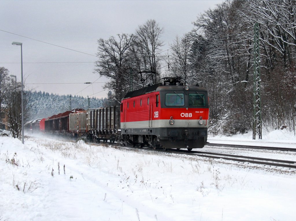 Die 1144 227 am 04.12.2010 mit einem Gterzug bei der Durchfahrt in Aling.