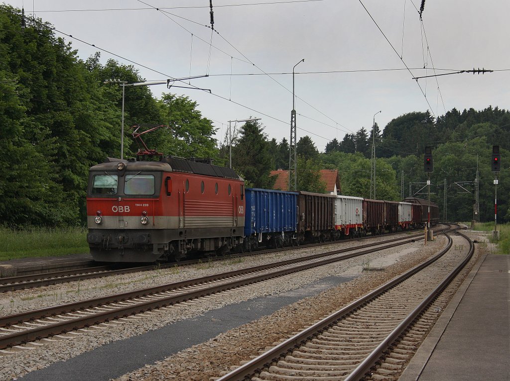 Die 1144 228 am 25.06.2010 mit einem Gtezug bei der Durchfahrt in Aling. 