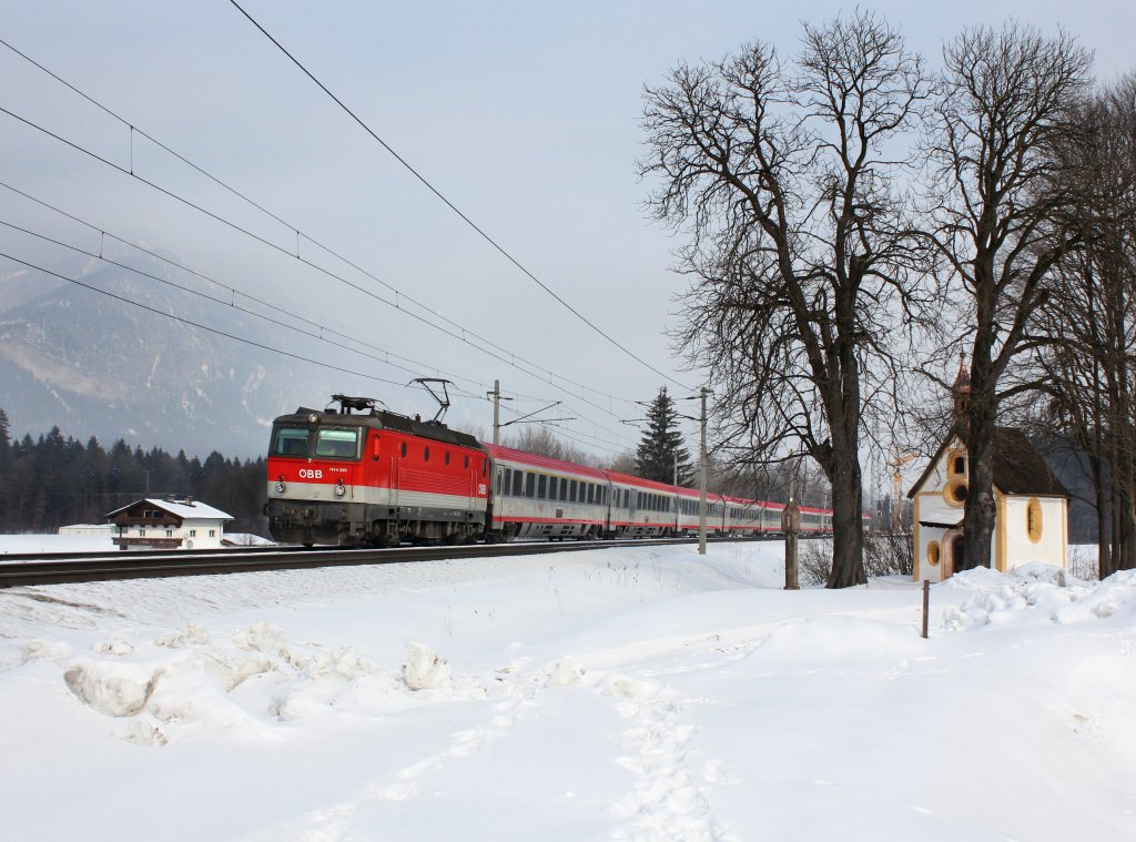 Die 1144 228 mit einem OIC nach Innsbruck am 11.02.2012 unterwegs bei Brixlegg.