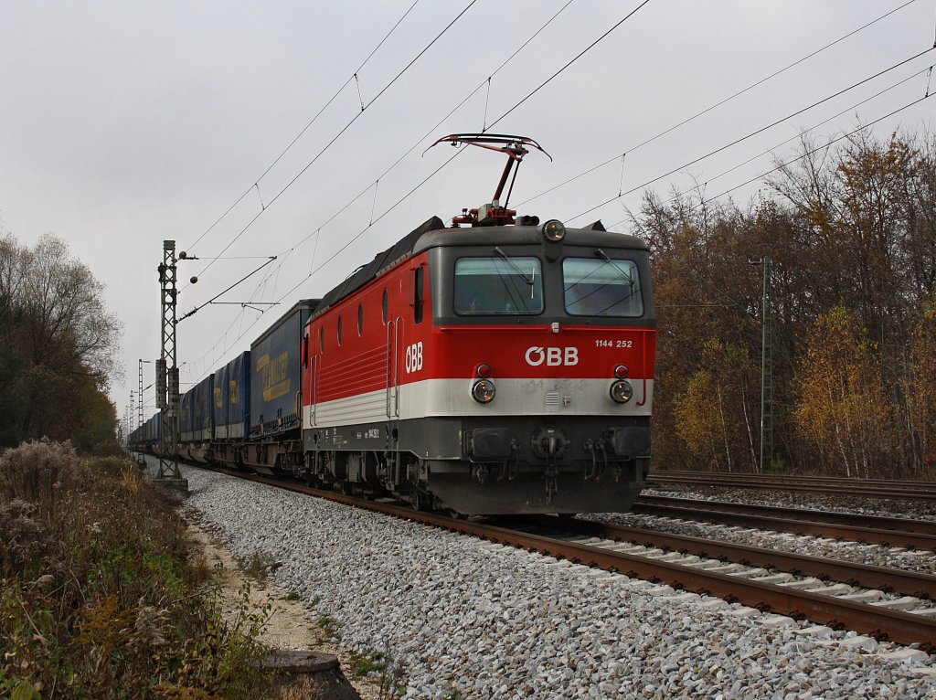 Die 1144 252 am 31.10.2009 mit dem Walter KLV-Zug unterwegs bei Haar (M�nchen). 