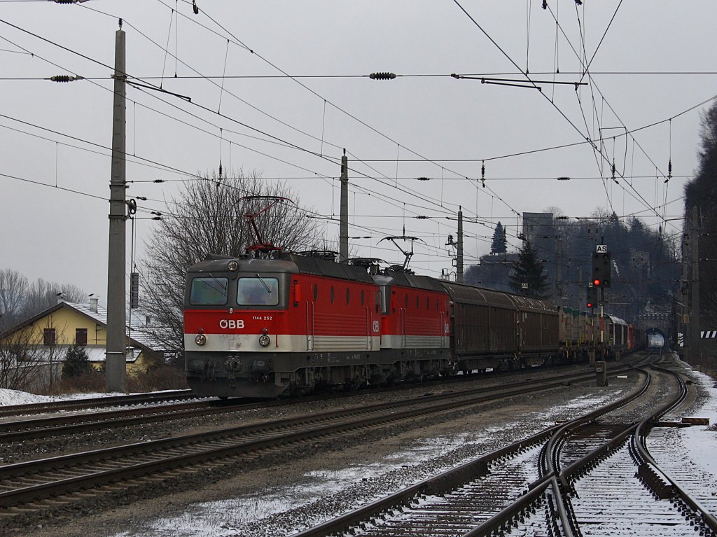 Die 1144 252 und eine Weitere am 19.12.2009 mit einem Gterzug bei der Durchfahrt in Brixlegg. 