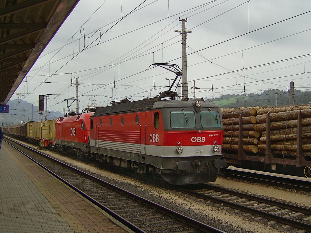 Die 1144 257 und eine 1116 mit einem G�terzug am 23.08.2008 in W�rgl Hbf. 