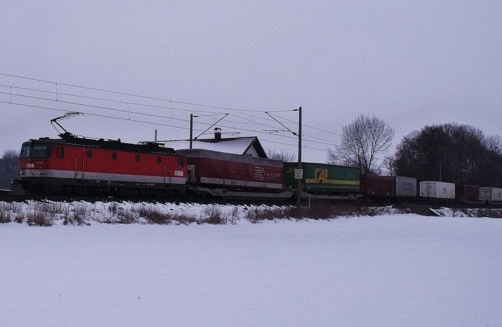 Die 1144 260 -7 fr mit einem Trailer-Zug (LKW - Anhnger) am 16.01.2010 durch Kfering. 
