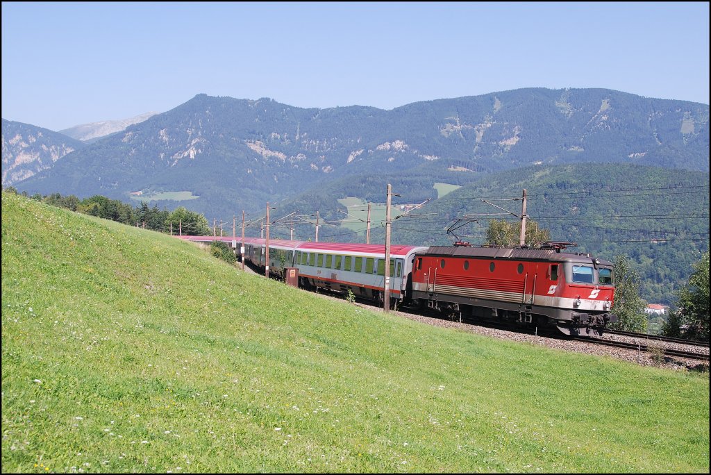 Die 1144 265 bespannte am 24.08.2011 den EC 533  Lake Side Park  von Wien Meidling nach Villach. Hier kurz vor Eichberg auf der  berhmten  Apfelwiese.