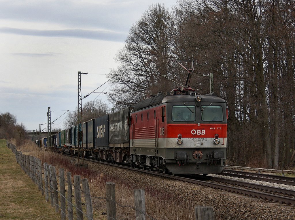 Die 1144 279 am 20.03.2010 mit einem Hupac KLV Zug unterwegs bei Grokarolinenfeld (B Vogel). 