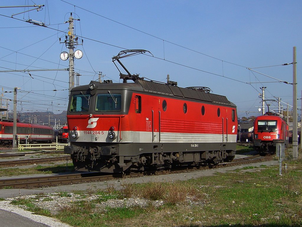 Die 1144 284 am 11.10.2008 bei einer Rangierfahrt in Salzburg. 