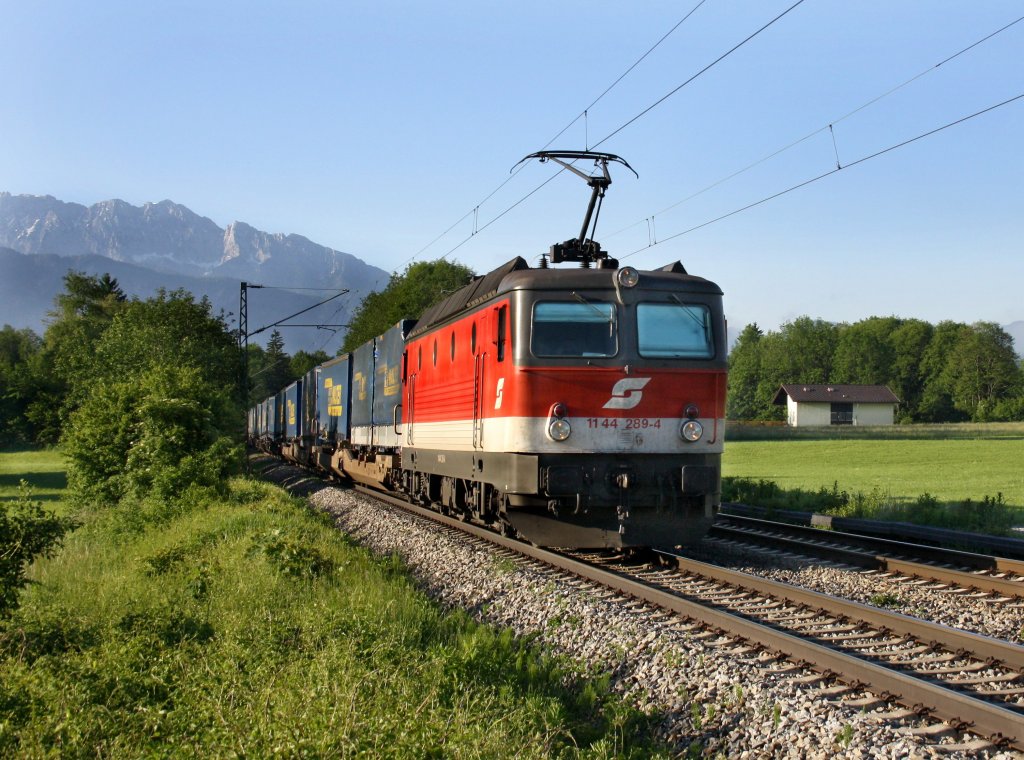 Die 1144 289 mit einem KLV-Zug am 05.06.2010 unterwegs bei Niederaudorf.