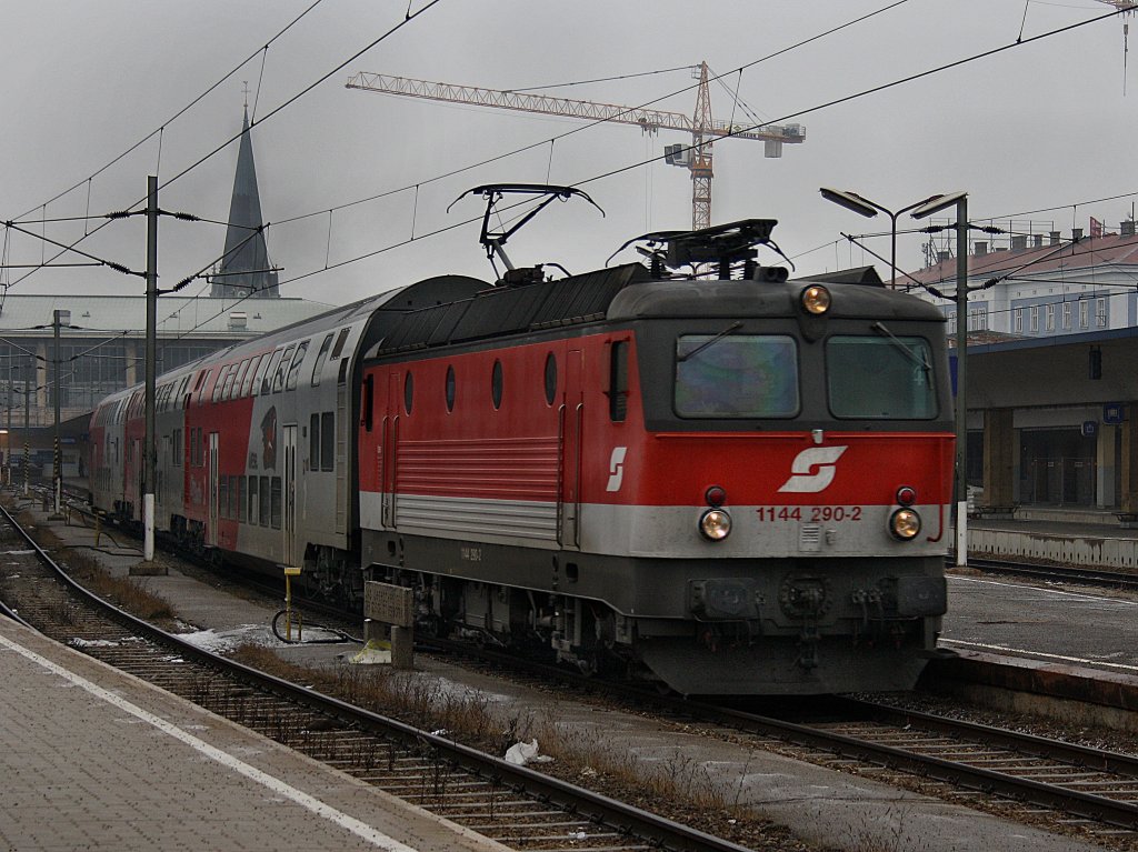 Die 1144 290 am 05.01.2010 mit einem REX bei der Ausfahrt aus dem Wiener Westbahnhof. 