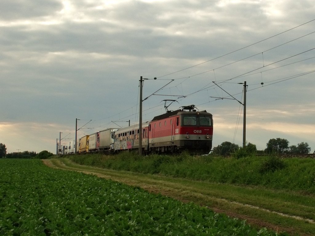 Die 1144 299 war am 23.06.2010 der RoLa zum Brenner vorgespannt. Hier in Kfering!