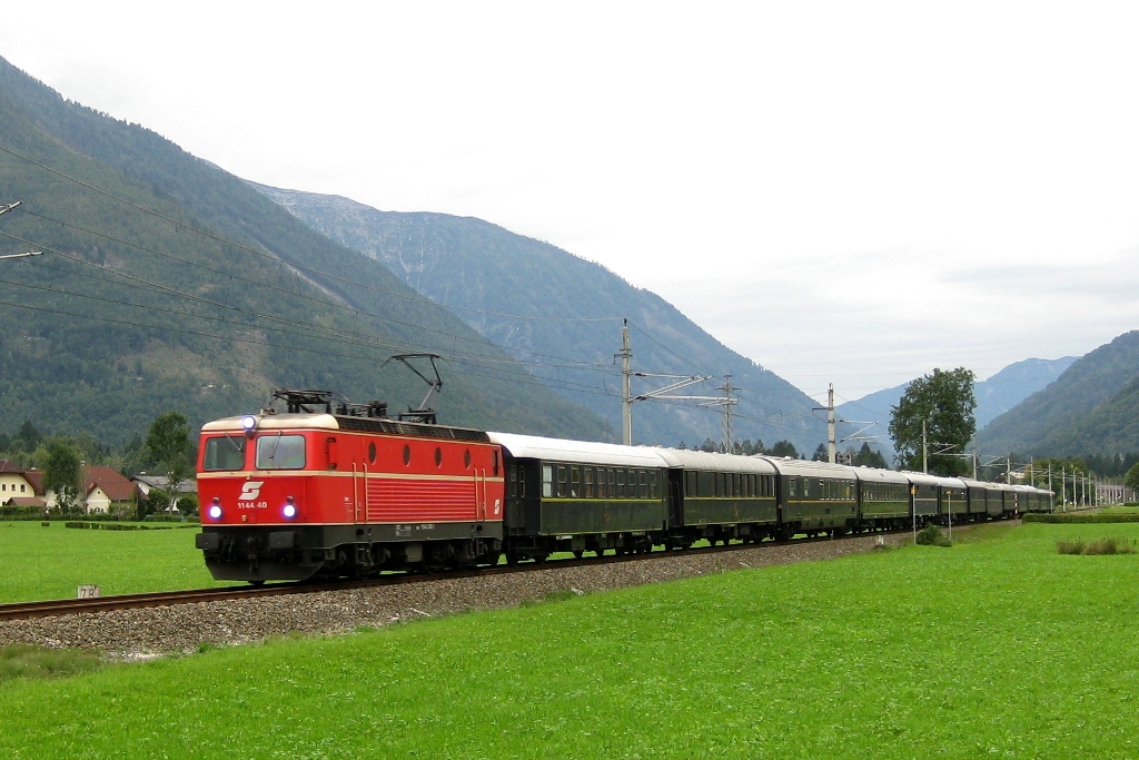 Die 1144.40 zog am 18.9.2010 den Sonderzug E 16305 von Bad Ischl nach Gmunden, um ihn dann wieder LP nach Ebensee zurckzubringen, hier zu sehen vor dem Bahnhof Ebensee.