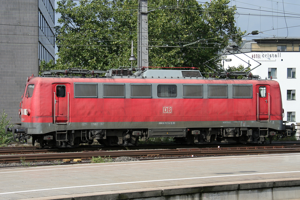 Die 115 114-1 fhrt auf ihre alten Tage nach dem Einsatz auf dem Autoslaaptrein von Venlo nach Kln Deutzerfeld durch Kln HBF am 04.09.2011