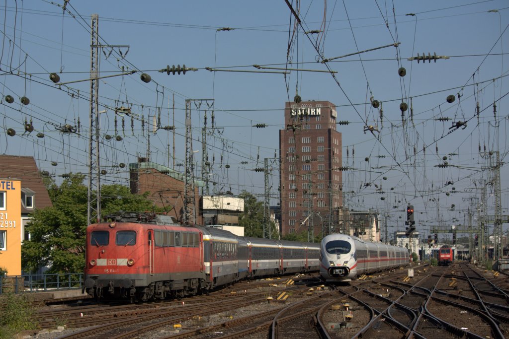 Die 115 114-1 fuhr am 12.06.2011 mit dem Pbz 2476 im Klner Hbf ein.