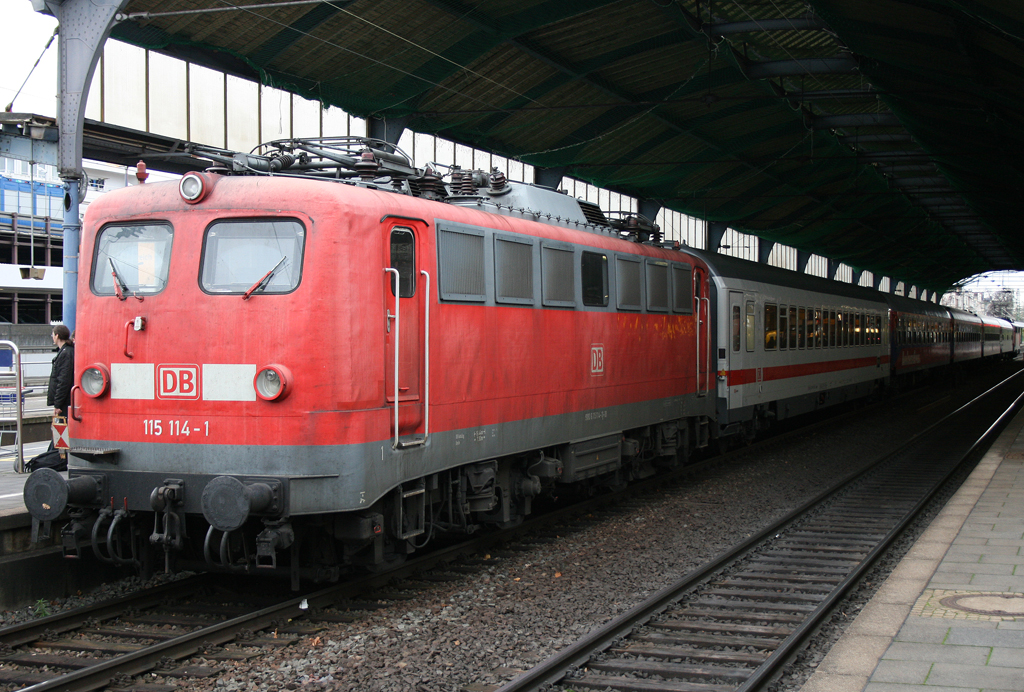 Die 115 114-1 lief am 14.11.2010 im Ersatz ICE von Bonn HBF nach Hamm gezogen von 115 278-4 mit