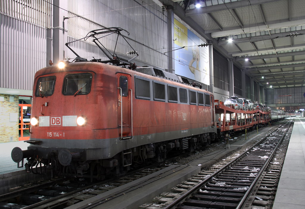Die 115 114-1 mit der CNL nach Hamburg / Berlin in Mnchen HBF am 26.01.2013 Inzwischen ber 55 Jahre alt :-)