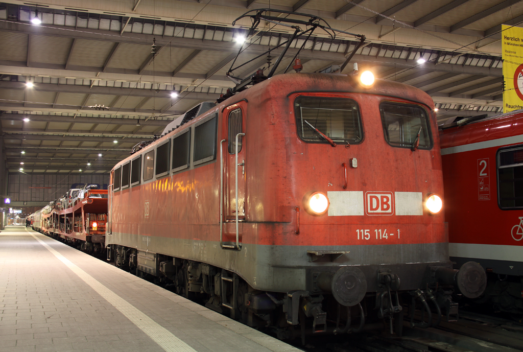 Die 115 114-1 mit der CNL nach Hamburg / Berlin in Mnchen HBF am 26.01.2013