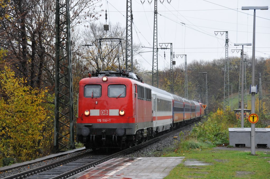 Die 115 114-1 rast mit einem Ersatz-ICE durch Kln-West. Am Zugende schiebt 115 459-0. Aufgenommen am 13/11/2010.
