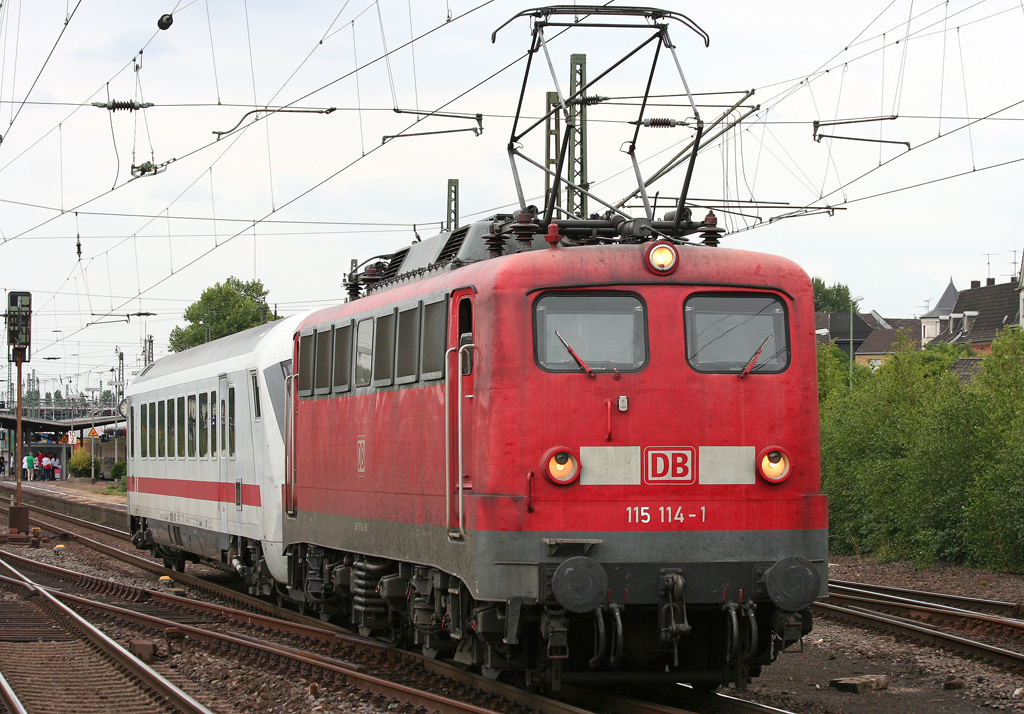 Die 115 114-1 zieht den PbZ 1977 aus Dortmund Bbf nach Frankfurt ber Krefeld durch Rheinhausen am 01.08.2010