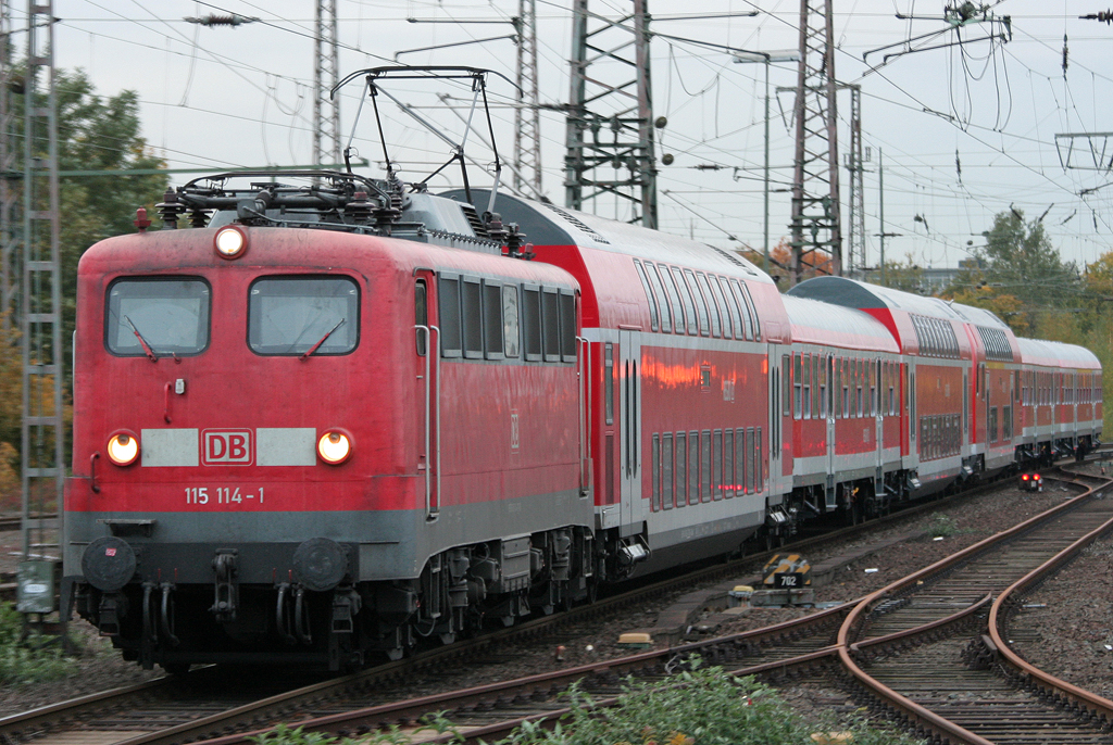 Die 115 114-1 zieht den PbZ 1971 von Dortmund durch Duisburg HBF ber Dsseldorf & Kln Deutzerfeld nach Frankfurt am 27.10.2010