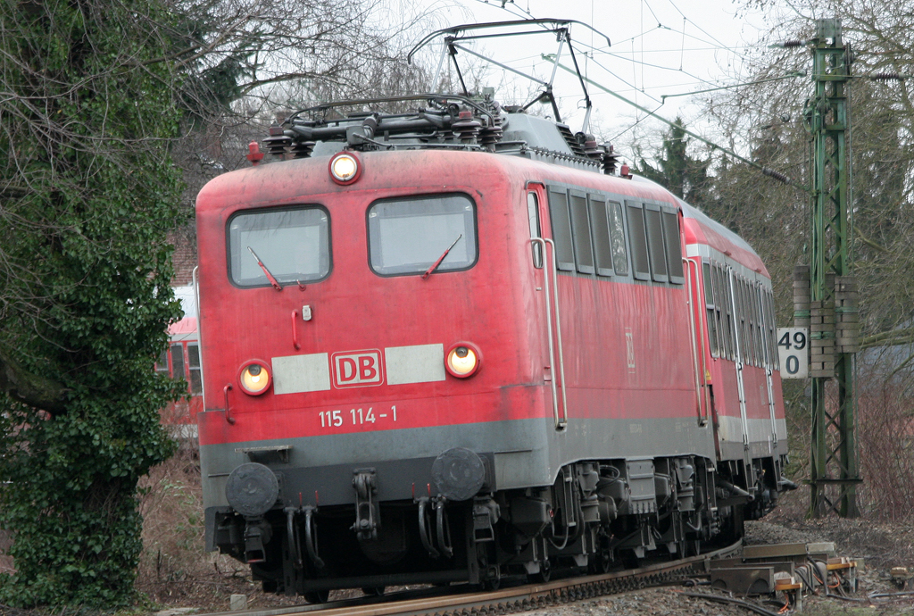 Die 115 114-1 zieht den PbZ 2476 von Frankfurt nach Dortmund als Umleiter ber Rheydt HBF am 06.02.2011