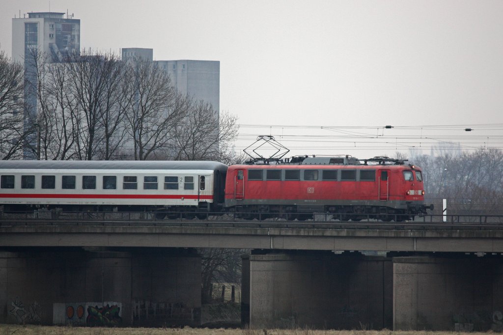 Die 115 114 war am 12.2.12 mit einer Ersatzgarnitur auf dem Weg nach Kln Hbf.
Hier bei der Durchfahrt durch Mlheim-Styrum.Dort geht es stark bergab deshalb die schieflage !